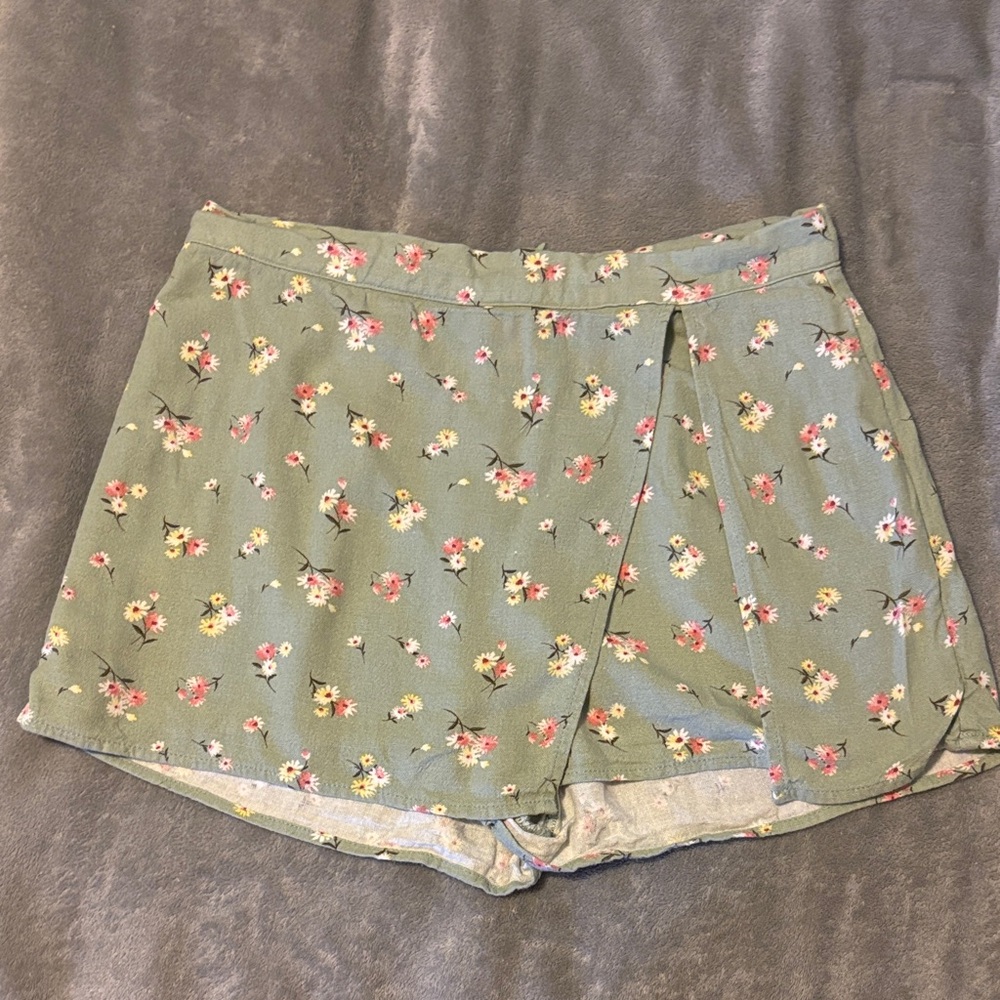 Altar'd State Floral Green Skorts